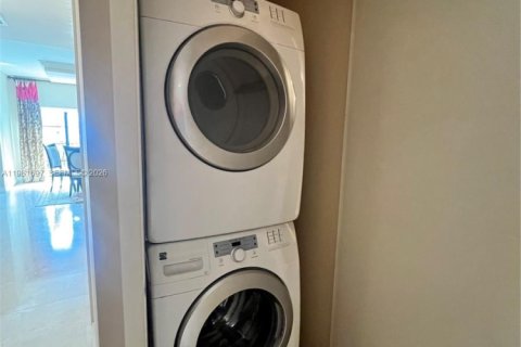 Condo in Fort Lauderdale, Florida, 2 bedrooms  № 2043178 - photo 18