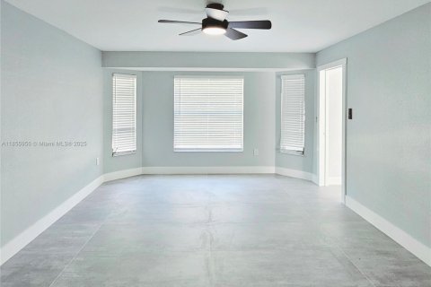 House in Port Charlotte, Florida 3 bedrooms, 160.72 sq.m. № 1880368 - photo 14