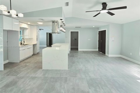 House in Port Charlotte, Florida 3 bedrooms, 160.72 sq.m. № 1880368 - photo 17