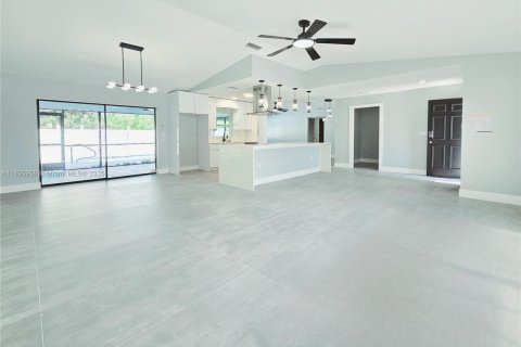 House in Port Charlotte, Florida 3 bedrooms, 160.72 sq.m. № 1880368 - photo 9