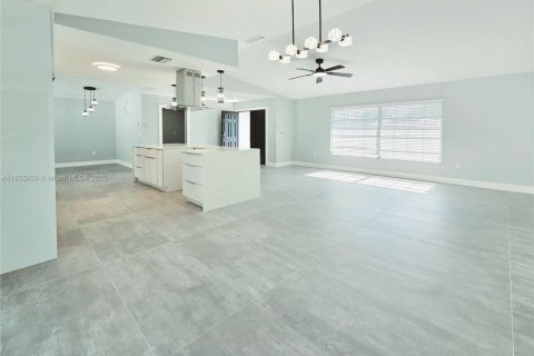 House in Port Charlotte, Florida 3 bedrooms, 160.72 sq.m. № 1880368 - photo 8