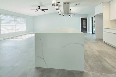 House in Port Charlotte, Florida 3 bedrooms, 160.72 sq.m. № 1880368 - photo 4