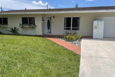 Casa en venta en Miami, Florida, 4 dormitorios, 171.78 m2 № 1984277 - foto 1