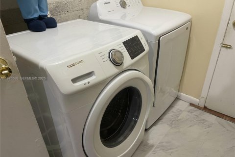 Casa en venta en Miami, Florida, 4 dormitorios, 171.78 m2 № 1984277 - foto 17