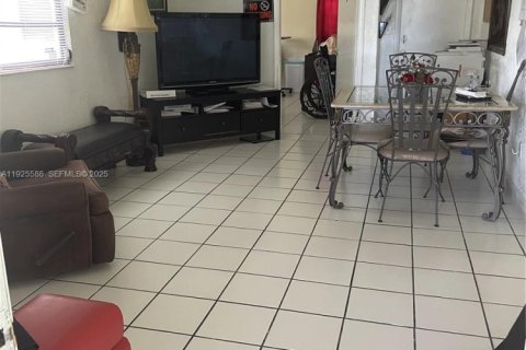 Casa en venta en Miami, Florida, 4 dormitorios, 171.78 m2 № 1984277 - foto 10