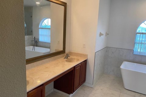 House in Poinciana, Florida 4 bedrooms, 259.2 sq.m. № 1803810 - photo 17
