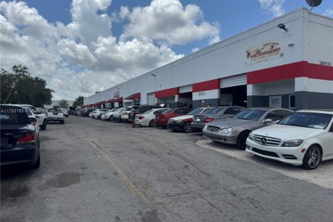 Commercial property in Miami, Florida № 1737687 - photo 2