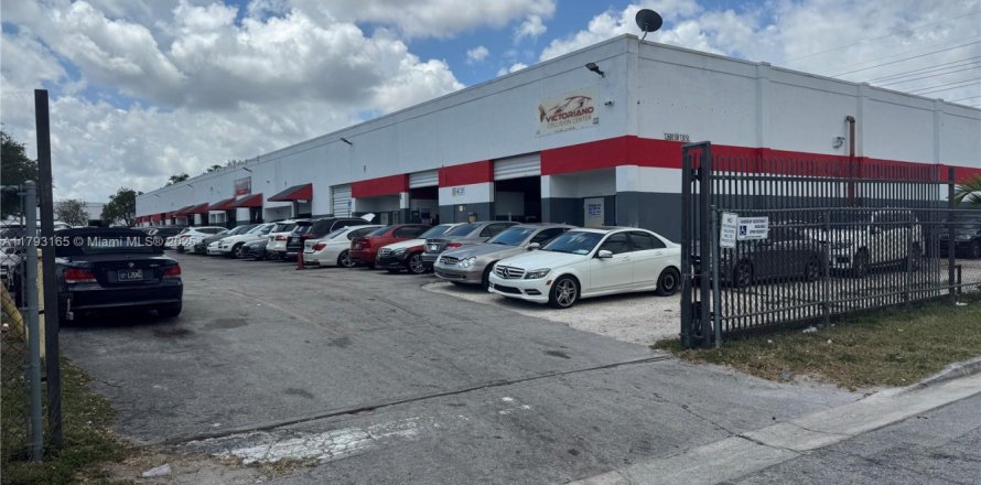 Commercial property in Miami, Florida № 1737687