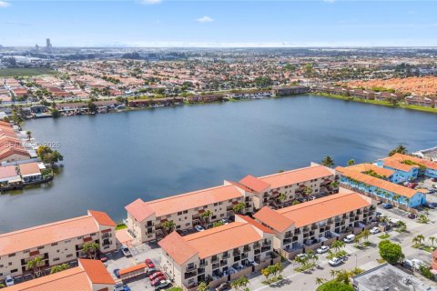 Condo in Hialeah, Florida, 2 bedrooms  № 2069011 - photo 9