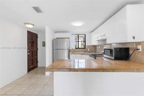 Condo in Hialeah, Florida, 2 bedrooms  № 2069011 - photo 10