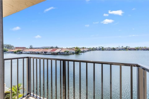 Condo in Hialeah, Florida, 2 bedrooms  № 2069011 - photo 2