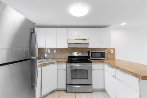 Condo in Hialeah, Florida, 2 bedrooms  № 2069011 - photo 17