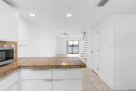 Condo in Hialeah, Florida, 2 bedrooms  № 2069011 - photo 8