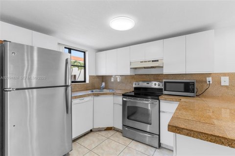 Condo in Hialeah, Florida, 2 bedrooms  № 2069011 - photo 5