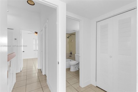 Condo in Hialeah, Florida, 2 bedrooms  № 2069011 - photo 22