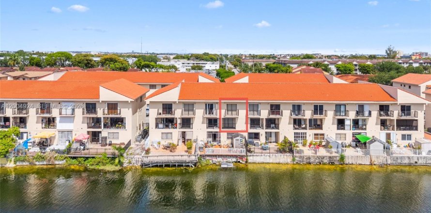Condo in Hialeah, Florida, 2 bedrooms  № 2069011