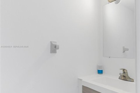 Condo in Hialeah, Florida, 2 bedrooms  № 2069011 - photo 21