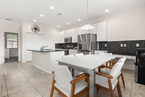 Touwnhouse à vendre à Kissimmee, Floride: 4 chambres, 177.16 m2 № 2383814 - photo 9