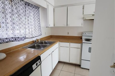 Снять в аренду квартиру в Гейнсвилл, Флорида 1 комната, 97.45м2, № 1817314 - фото 3