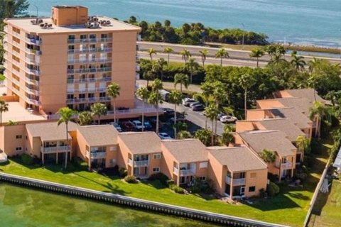 House in Saint Petersburg, Florida 2 bedrooms, 114.73 sq.m. № 1570049 - photo 1