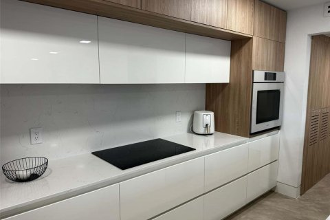 House in Saint Petersburg, Florida 2 bedrooms, 114.73 sq.m. № 1570049 - photo 3