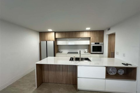 House in Saint Petersburg, Florida 2 bedrooms, 114.73 sq.m. № 1570049 - photo 2