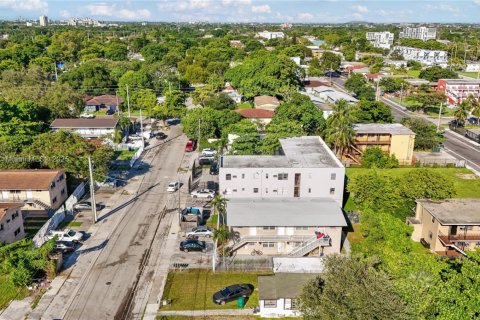Снять в аренду квартиру в Майами, Флорида 2 спальни, 315.87м2, № 2034716 - фото 21