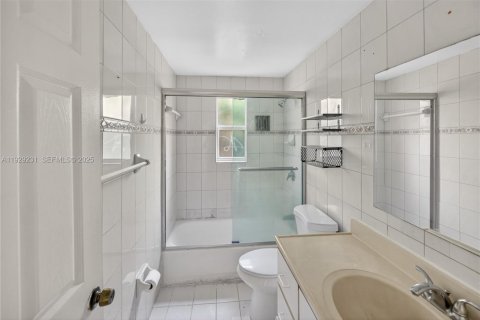 Снять в аренду квартиру в Майами-Бич, Флорида 2 спальни, № 2034158 - фото 15