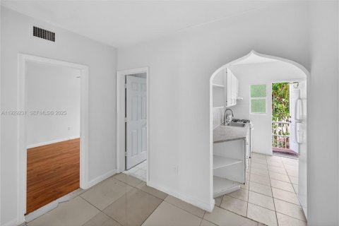 Снять в аренду квартиру в Майами-Бич, Флорида 2 спальни, № 2034158 - фото 2