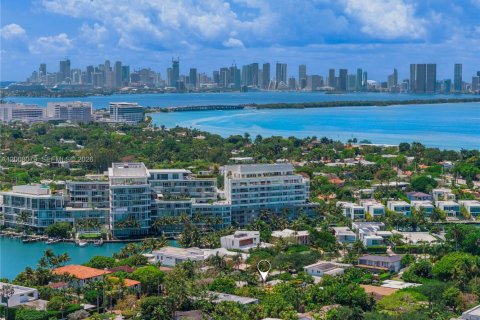 House in Miami Beach, Florida 3 bedrooms, 164.81 sq.m. № 2072663 - photo 25