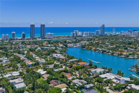 House in Miami Beach, Florida 3 bedrooms, 164.81 sq.m. № 2072663 - photo 24