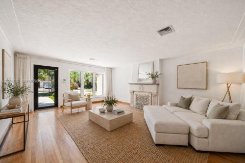 House in Miami Beach, Florida 3 bedrooms, 164.81 sq.m. № 2072663 - photo 3