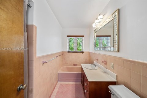 House in Miami Beach, Florida 3 bedrooms, 164.81 sq.m. № 2072663 - photo 11