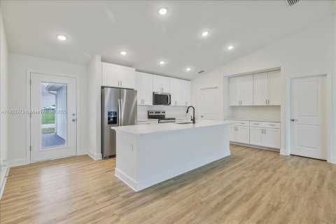 Villa ou maison à vendre à Cape Coral, Floride: 4 chambres, 197.6 m2 № 1819708 - photo 3