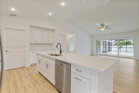 Villa ou maison à vendre à Cape Coral, Floride: 4 chambres, 197.6 m2 № 1819708 - photo 5