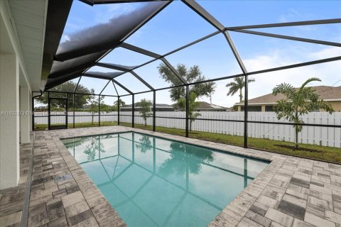 Villa ou maison à vendre à Cape Coral, Floride: 4 chambres, 197.6 m2 № 1819708 - photo 1