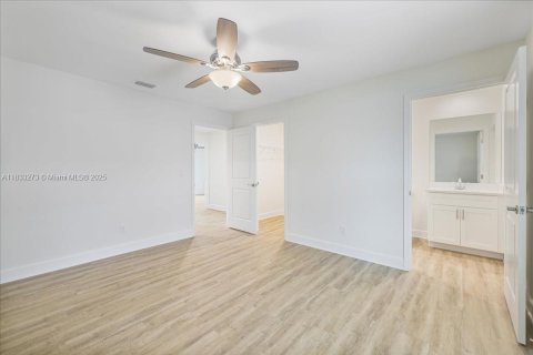 Villa ou maison à vendre à Cape Coral, Floride: 4 chambres, 197.6 m2 № 1819708 - photo 23