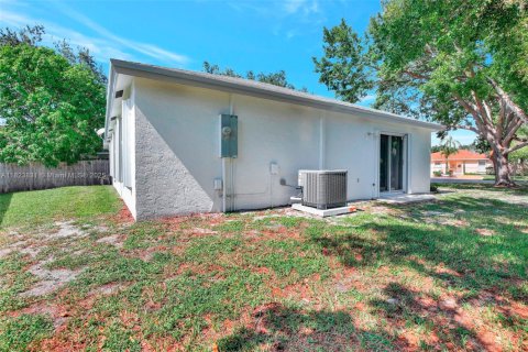 House in Davie, Florida 3 bedrooms, 114.08 sq.m. № 1794361 - photo 25