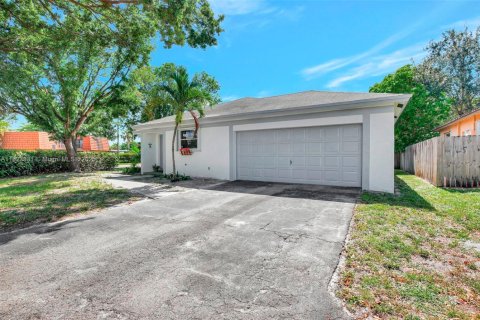 House in Davie, Florida 3 bedrooms, 114.08 sq.m. № 1794361 - photo 30