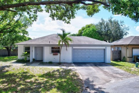 House in Davie, Florida 3 bedrooms, 114.08 sq.m. № 1794361 - photo 1