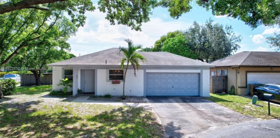 House in Davie, Florida 3 bedrooms, 114.08 sq.m. № 1794361
