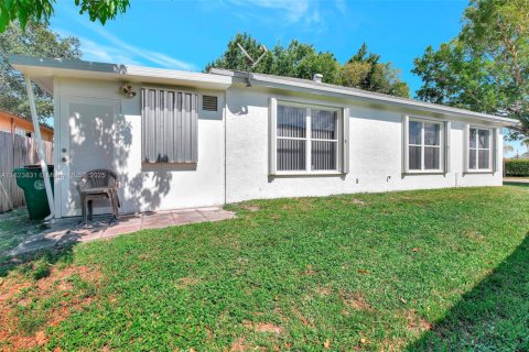 House in Davie, Florida 3 bedrooms, 114.08 sq.m. № 1794361 - photo 23