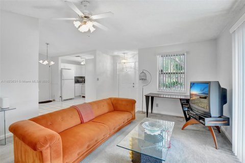 House in Davie, Florida 3 bedrooms, 114.08 sq.m. № 1794361 - photo 10