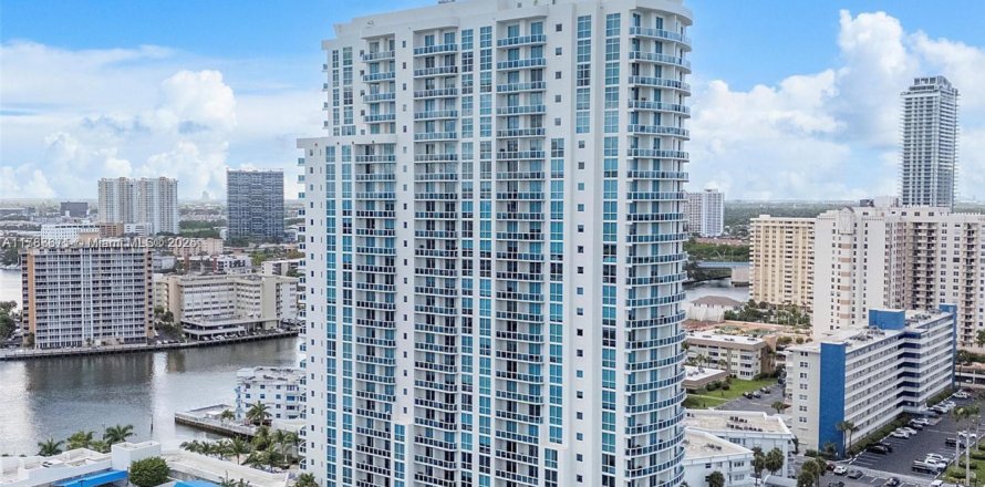 Condominio en Hallandale Beach, Florida, 2 dormitorios  № 1735947