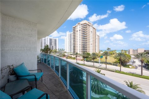 Condominio en venta en Hallandale Beach, Florida, 2 dormitorios, 167.41 m2 № 1735947 - foto 5