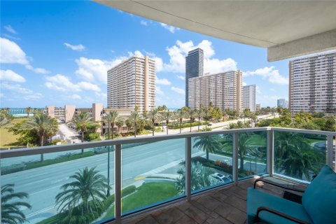 Condominio en venta en Hallandale Beach, Florida, 2 dormitorios, 167.41 m2 № 1735947 - foto 7