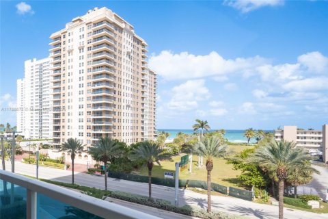 Condominio en venta en Hallandale Beach, Florida, 2 dormitorios, 167.41 m2 № 1735947 - foto 6