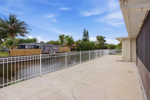 House in Oakland Park, Florida 3 bedrooms, 202.25 sq.m. № 2041790 - photo 27