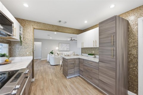 House in Oakland Park, Florida 3 bedrooms, 202.25 sq.m. № 2041790 - photo 8