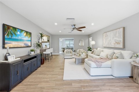 House in Oakland Park, Florida 3 bedrooms, 202.25 sq.m. № 2041790 - photo 4